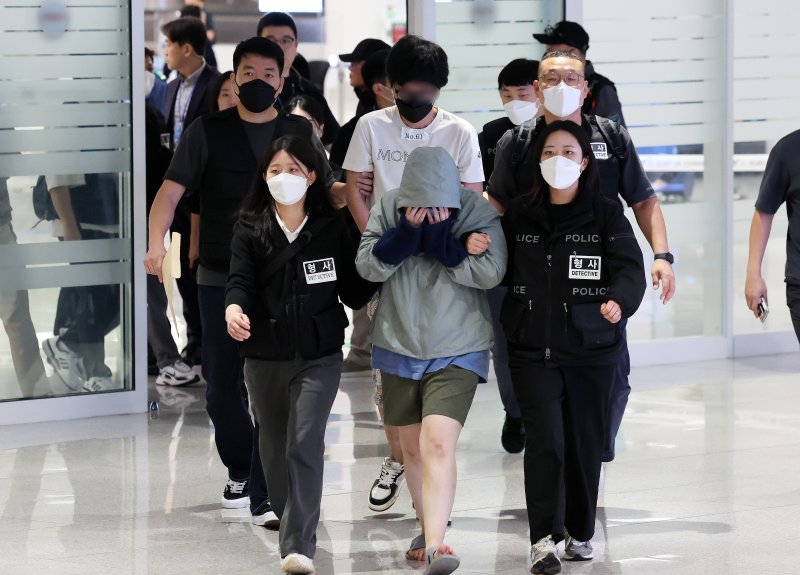 캄보디아 당국의 범죄단지 단속으로 적발돼 구금됐던 한국인들이 18일 오전 인천국제공항 2터미널을 통해 송환되고 있다. 이번 송환 대상자들은 이른바 '웬치'로 불리는 캄보디아 범죄단지에서 보이스피싱이나 로맨스 스캠(사기) 등 범죄에 가담한 혐의를 받고 있다. 뉴스1