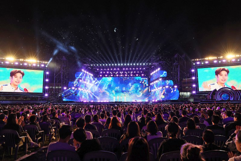 [창원=뉴시스] 강경국 기자 = 17일 저녁 경남 창원시 창원광장에서 2025 창원 케이팝(K-POP) 월드 페스티벌이 개최되고 있다. (사진=창원시청 제공). 2025.10.18. photo@newsis.com *재판매 및 DB 금지