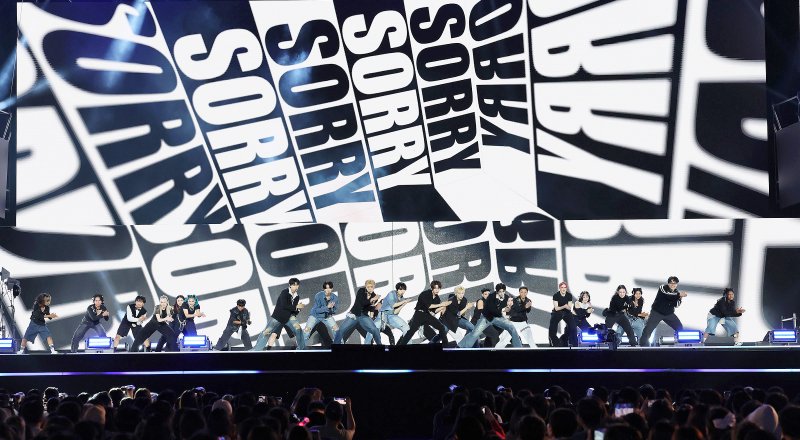 [창원=뉴시스] 강경국 기자 = 17일 저녁 경남 창원시 창원광장에서 2025 창원 케이팝(K-POP) 월드 페스티벌이 개최되고 있다. (사진=창원시청 제공). 2025.10.18. photo@newsis.com *재판매 및 DB 금지