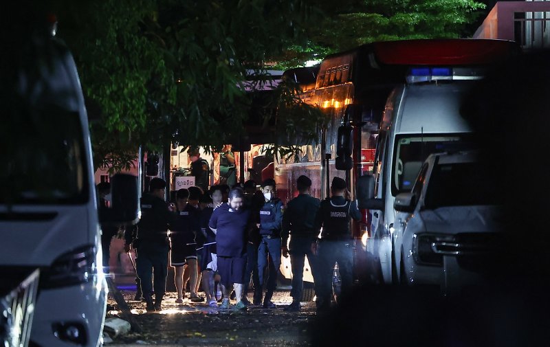 캄보디아 당국의 범죄단지 단속으로 적발돼 현지 유치장에 구금됐던 한국인들이 17일(현지시간) 캄보디아 프놈펜 이민청에서 태초국제공항으로 이동을 위해 버스를 탑승하고 있다. 2025.10.18/뉴스1 ⓒ News1 김도우 기자