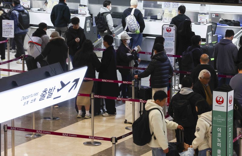 삼일절 연휴를 하루 앞둔 지난 2월 28일 서울 강서구 김포국제공항 국제선 신규 바카라사이트장이 여행객들로 붐비고 있다. 사진=뉴시스