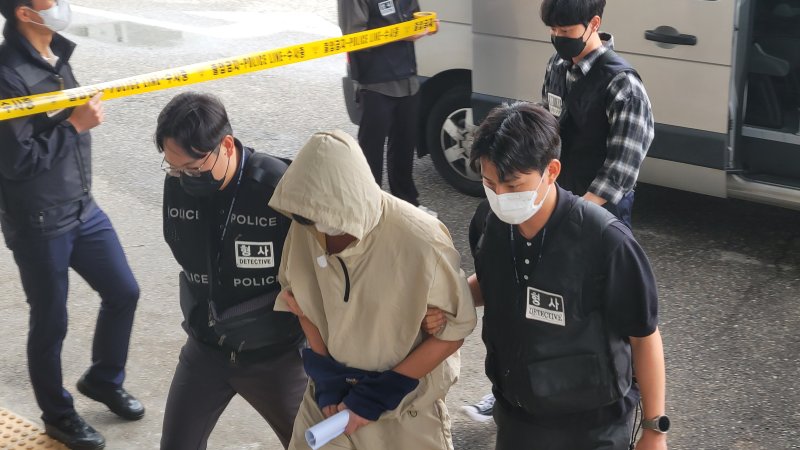 캄보디아에서 각종 범죄에 가담한 피의자들 중 12명이 지난 18일 천안동남경찰서로 압송되고 있다. 뉴시스