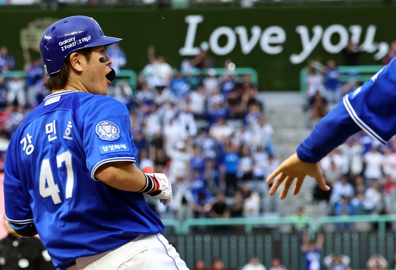 [서울=뉴시스] 박주성 기자 = 11일 인천 미추홀구 SSG랜더스필드에서 열린 2025 KBO 포스트시즌 준플레이오프 2차전 삼성 라이온즈와 SSG 랜더스의 경기, 9회초 원아웃 주자 2루에서 삼성 강민호가 동점 적시타를 치고 있다. 2025.10.11. park7691@newsis.com