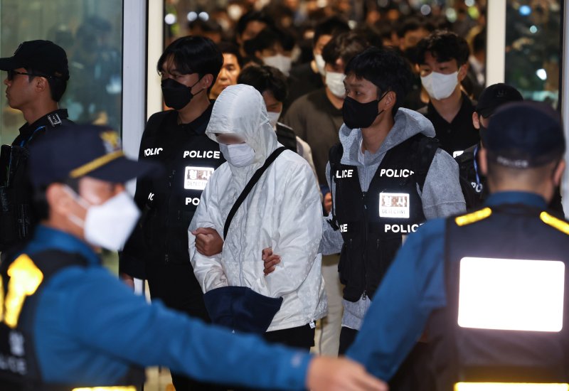 캄보디아 당국의 범죄단지 단속으로 적발돼 구금됐던 한국인들이 18일 오전 인천국제공항 2터미널을 통해 송환되고 있다. 이번 송환 대상자들은 이른바 '웬치'로 불리는 캄보디아 범죄단지에서 보이스피싱이나 로맨스 스캠(사기) 등 범죄에 가담한 혐의를 받고 있다. 이들은 호송 차량 23대 등을 타고 충남경찰청 등 6개 관할 경찰관서로 압송된다.(공동취재) 2025.10.18/뉴스1 ⓒ News1 박지혜 기자