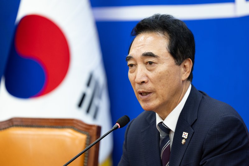 박수현 더불어민주당 수석대변인이 12일 서울 여의도 국회에서 열린 현안 관련 기자간담회에서 취재진 질문에 답하고 있다. 2025.10.12/뉴스1 ⓒ News1 유승관 기자