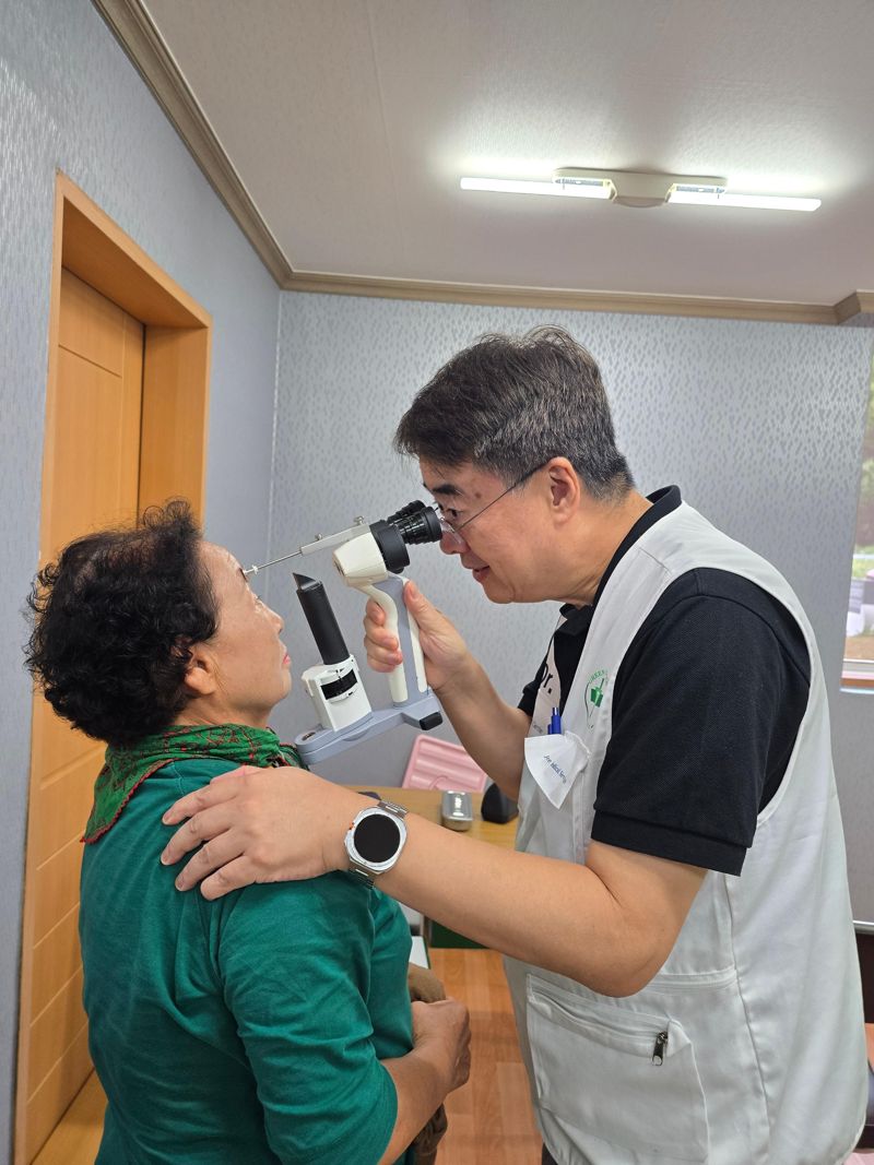 경남 거창 남하면을 직접 찾아가 어르신들을 진료하고 있는 정근 그린닥터스 이사장. 그린닥터스 제공