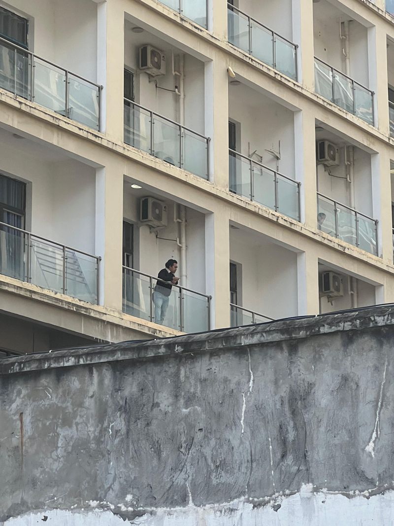 17일 캄보디아 남부 해안도시 시아누크빌 내 웬치(범죄단지)에서 한 사람이 흡연을 하고 있다. 사진=김준석 특파원