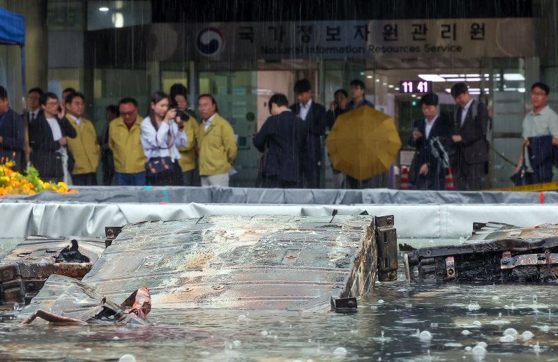 28일 오전 대전 유성구 국가정보자원관리원 화재 현장에 소실된 리튬이온배터리가 소화 수조에 담겨 있다. 2025.9.28/뉴스1 ⓒ News1 김진환 기자