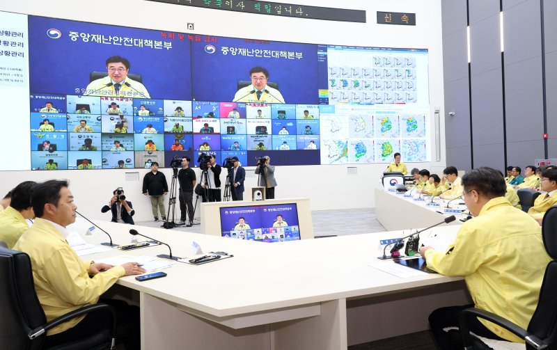 [세종=뉴시스] 강종민 기자 = 윤호중 중앙재난안전대책본부장(행정안전부 장관)이 지난 16일 세종시 정부세종청사 중앙재난안전상황실에서 열린 국가정보자원관리원 행정정보시스템 화재 관련 중대본 회의에서 발언하고 있다. 2025.10.16. ppkjm@newsis.com