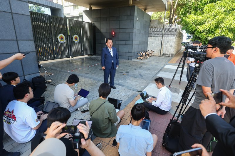 더불어민주당 재외국민안전대책단 단장인 김병주 최고위원이 지난 18일(현지시간) 캄보디아 프놈펜에 있는 주캄보디아 한국 대사관 앞에서 한국인 구출 관련 내용을 브리핑하고 있다. 김 최고위원은 캄보디아 정부의 도움을 받아 감금돼 있던 한국인 청년 3명을 구출했다고 이날 밝혔다. 연합뉴스