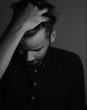 탈모 치료에 피나스테리드와 두타스테리드를 사용하는 것은 매우 흔한 일이며 효과적인 처방이 될 수 있다. 그러나 환자들은 성기능 감퇴와 우울증 등 여러 부작용을 우려한다. 그러나 남성형 탈모 치료제라도 용량을 조절하거나 저용량으로 시작해서 증량하는 등 다양한 방법으로 약물에 대한 순응도를 높이고 부작용을 줄일 수 있다. 사진: 언스플래쉬