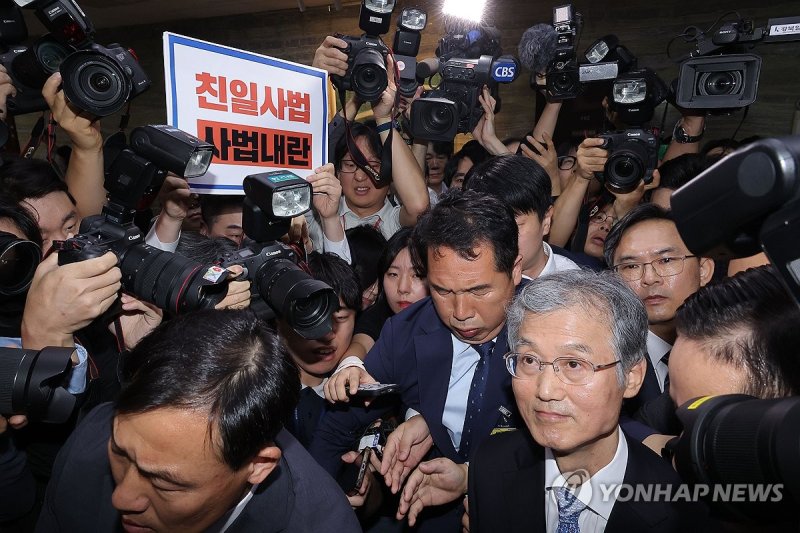 취재진에 둘러싸인 조희대 대법원장 (출처=연합뉴스)