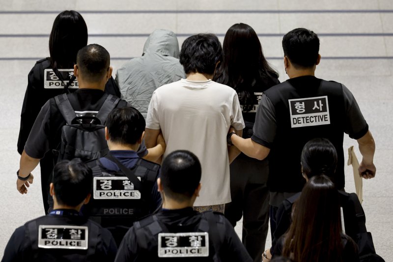 메이저 바카라사이트 주사위 당국의 범죄단지 단속으로 적발돼 구금됐던 한국인들이 18일 오전 인천국제공항 2터미널을 통해 송환되고 있다. (공동취재) 2025.10.18/뉴스1 ⓒ News1 박지혜 기자