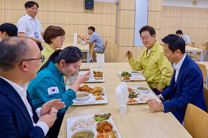 [서울=뉴시스] 최동준 기자 = 대통령실은 지난 21일 이재명 대통령이 서울 용산 대통령실 직원 식당에서 김바카라 사이트 디시 총무비서관 등 직원들과 식사하는 모습을 22일 SNS에 공개했다. (사진=이재명 대통령 SNS) 2025.08.22. photo@newsis.com *재판매 및 DB 금지