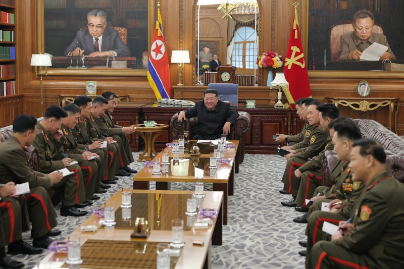 (평양 노동신문=뉴스1) = 김정은 북한 노동당 총비서가 지난 8월 20일 조선민주주의인민공화국 국가표창수여식에 참가하기 위해 귀국한 조선인민군 해외작전부대 주요지휘관들을 만난 모습. [국내바카라사이트 목록만 사용가능. 재배포 금지. DB 금지. For Use Only in the Republic of Korea. Redistribution Prohibited] rodongphoto@news1.kr