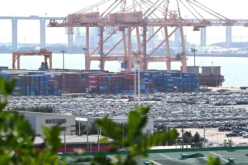 [평택=뉴시스] 김종택 기자 = 도널드 트럼프 미국 대통령의 '관세 전쟁'에 따른 한미 무역협상의 최종 타결이 가시권에 들어온 양상이다.대미 투자 구성·방식과 한미 통화 스와프 등 외환시장 안전장치에 대한 양측의 이견이 일정 부분 좁혀진 듯한 신호가 잇따르면서 가까운 시일 내 타결될 수 있으리라는 기대감이 커지고 있다.사진은 16일 경기 평택항에 수출용 자동차와 컨테이너가 쌓여 있는 모습. 2025.10.16. jtk@newsis.com