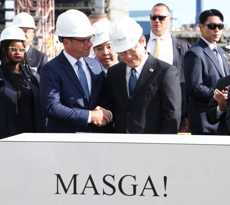 [필라델피아=뉴시스] 고범준 기자 = 이재명 대통령이 26일(현지 시간) 필라델피아 한화 필리조선소를 방문해 방명록에 서명한 뒤 조시 샤피로 펜실베니아 주지사와 악수하고 있다. 2025.08.27. bjko@newsis.com