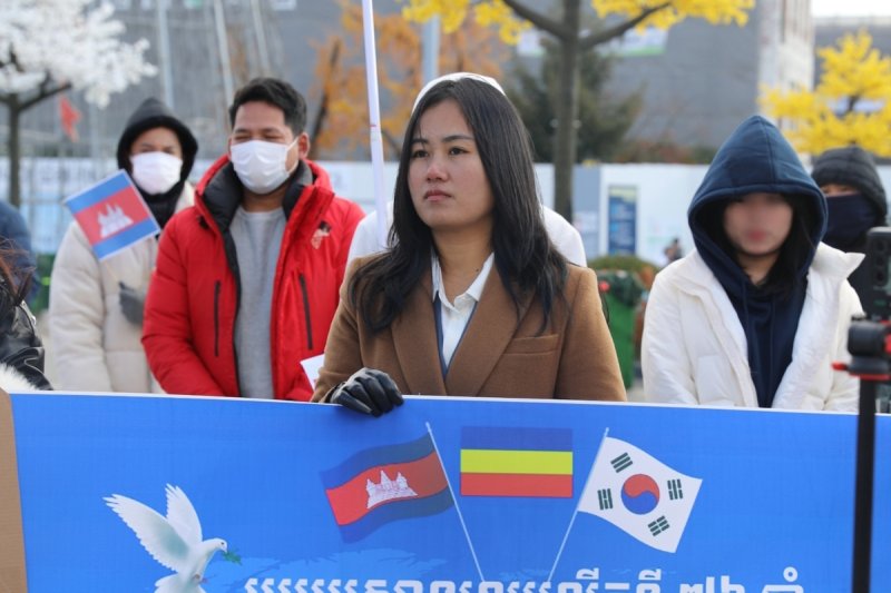 캄보디아 출신의 한국 국적 첸다(갈색 자켓)씨 (출처=연합뉴스)