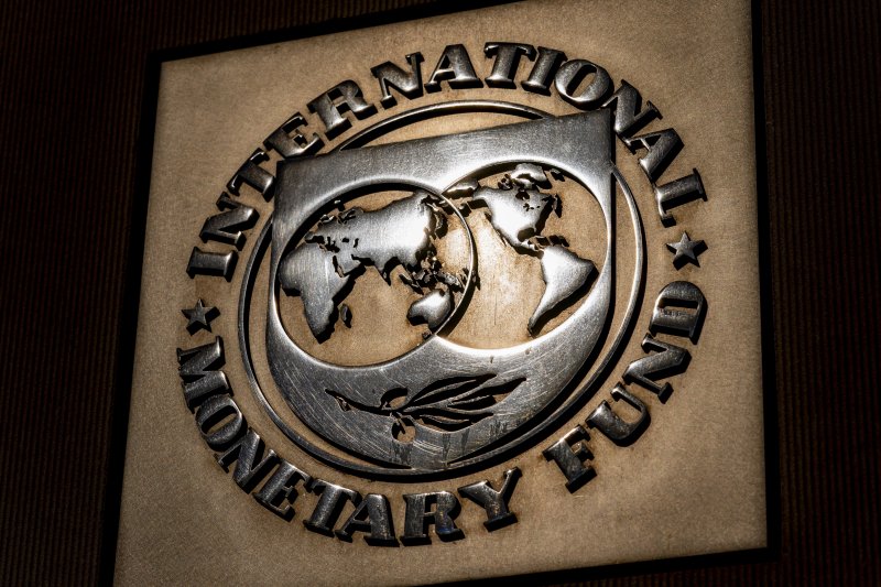 [워싱턴=AP/뉴시스]2021년 4월5일 미국 워싱턴에 있는 국제통화기금(IMF) 건물의 IMF 로고.