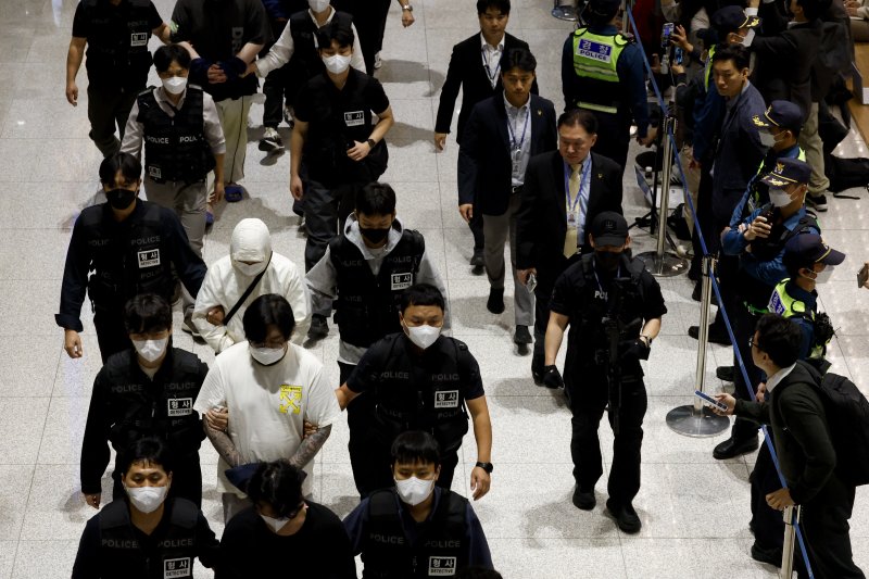 [인천공항=뉴시스] 최진석 = 라이브바카라 당국의 범죄단지 단속으로 적발돼 구금됐던 한국인들이 18일 오전 인천국제공항 2터미널을 통해 송환되고 있다. (공동취재) 2025.10.18. photo@newsis.com