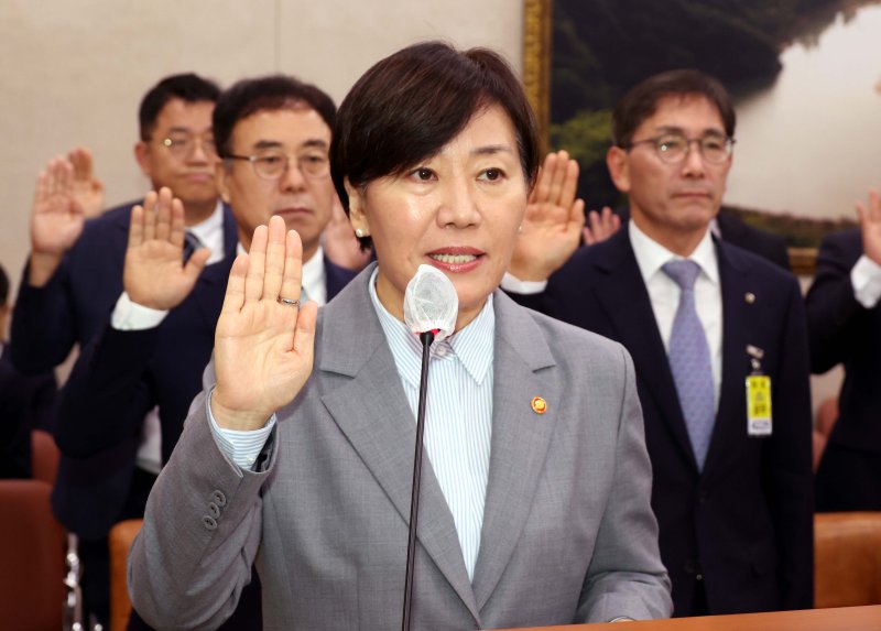 [카지노사이트 바카라사이트=뉴시스] 조성봉 기자 = 송미령 농림축산식품부 장관이 14일 오전 카지노사이트 바카라사이트 여의도 국회 농림축산식품해양수산위에서 열린 농림축산식품부 등에 대한 국정감사에서 증인 선서를 하고 있다.2025.10.14. suncho21@newsis.com