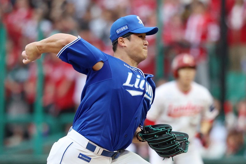 [인천=뉴시스] 조성우 기자 = 9일 인천 미추홀구 SSG랜더스필드에서 열린 2025 KBO 포스트시즌 준플레이오프 1차전 삼성 라이온즈와 SSG 랜더스의 경기, 삼성 선발투수 최원태가 7회 SSG 공격 때 마운드에 올라 역투하고 있다. 2025.10.09. xconfind@newsis.com