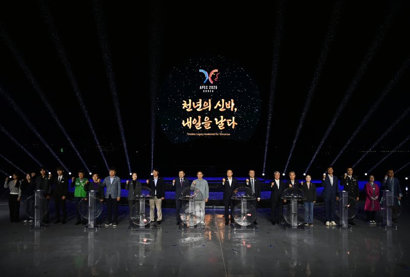 [안동=뉴시스] 18일 저녁 경주 바카라 토토 사이트 수상공연장에서 열린 보문 멀티미디어쇼 개막식. (사진=경북도 제공) 2025.10.19. photo@newsis.com *재판매 및 DB 금지
