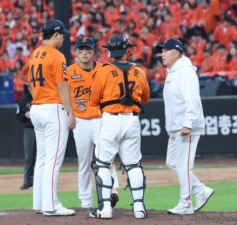 18일 대전 한화생명볼파크 열린 프로야구 2025 신한 SOL뱅크 KBO 플레이오프 1차전 삼성 라이온즈와 한화 이글스의 경기에서 9회 한화 김서현이 실점하며 흔들리자 김경문 감독이 마운드에 오르고 있다. 2025.10.18/뉴스1 ⓒ News1 김기남 기자