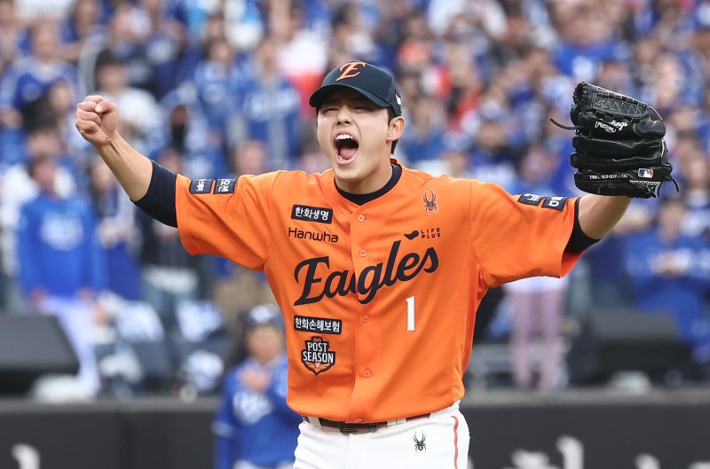 18일 대전 한화생명볼파크 열린 프로야구 2025 신한 SOL뱅크 KBO 플레이오프 1차전 삼성 라이온즈와 한화 이글스의 경기, 한화 문동주가 7회초 수비를 삼자범퇴로 막아낸 후 더그아웃을 향하며 포효하고 있다. 2025.10.18/뉴스1 ⓒ News1 김성진 기자