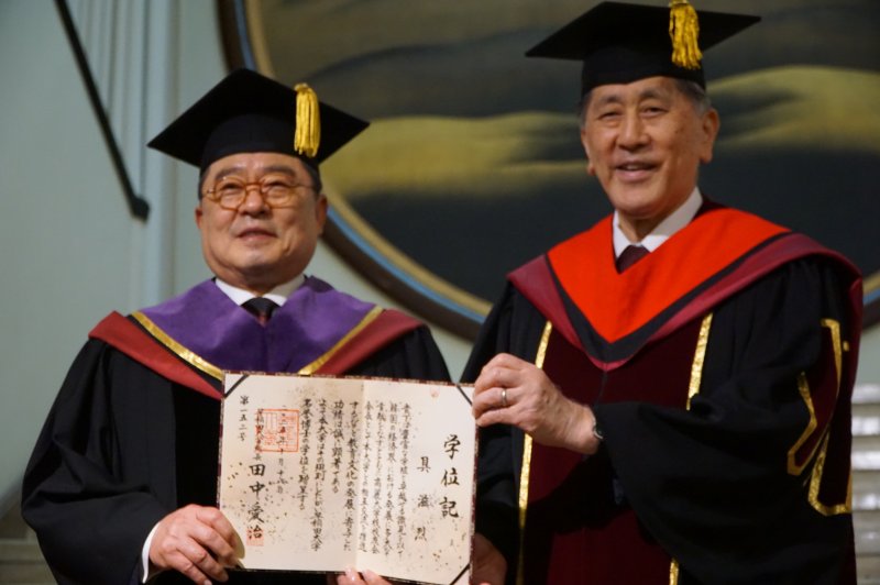 구자열 LS 이사회 의장(왼쪽)이 지난해 10월 일본 도쿄 와세다대에서 다나카 아이지 와세다대 총장으로부터 명예 법학박사학위를 받고 기념촬영을 하고 있는 모습. LS그룹 제공