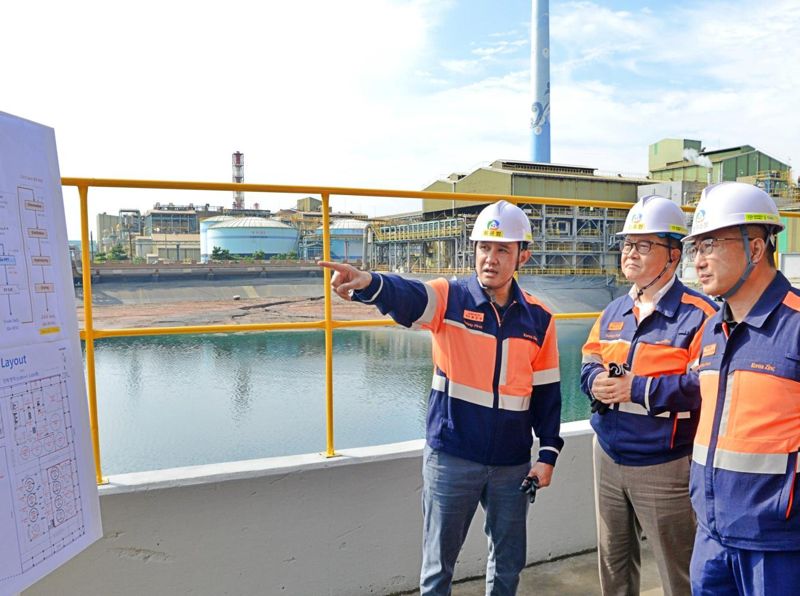 최윤범 고려아연 회장(왼쪽 첫번째)이 9월 29일 울산 온산제련소를 방문해 게르마늄 공장 신설 준비 현장을 점검하고 있다. 고려아연제공