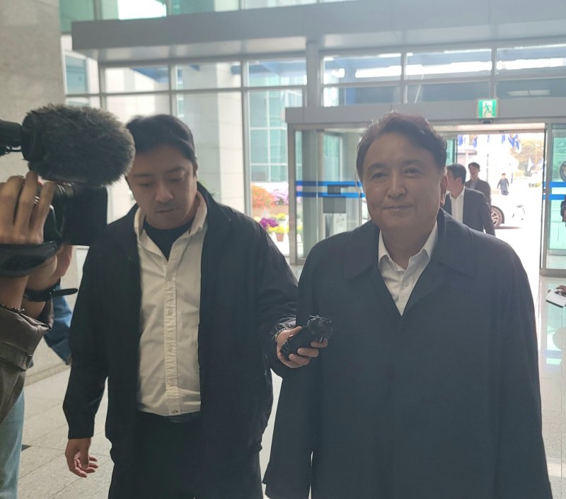 돈봉투를 건네받았다는 혐의(청탁금지법 위반)로 온라인 바카라 수사를 받는 김영환 충북지사가 19일 온라인 바카라에 출석했다.2025.10.19/온라인 바카라1 임양규 기자