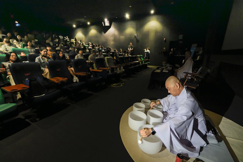 [서울=뉴시스] 지난 18일 서울 중구 CGV 동대문바카라 가상 머니 사이트 '도심 속에서 만나는 특별한 템플스테이, 고요극장'이 열렸다. 선일스님이 '소리선명상' 코너를 진행했다. (사진=대한불교조계종 한국불교문화사업단 제공) 2025.10.19. photo@newsis.com *재판매 및 DB 금지