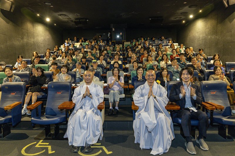 [서울=뉴시스] 지난 18일 서울 중구 CGV 동대문바카라 가상 머니 사이트 '도심 속에서 만나는 특별한 템플스테이, 고요극장'이 열렸다. (사진=대한불교조계종 한국불교문화사업단 제공) 2025.10.19. photo@newsis.com *재판매 및 DB 금지