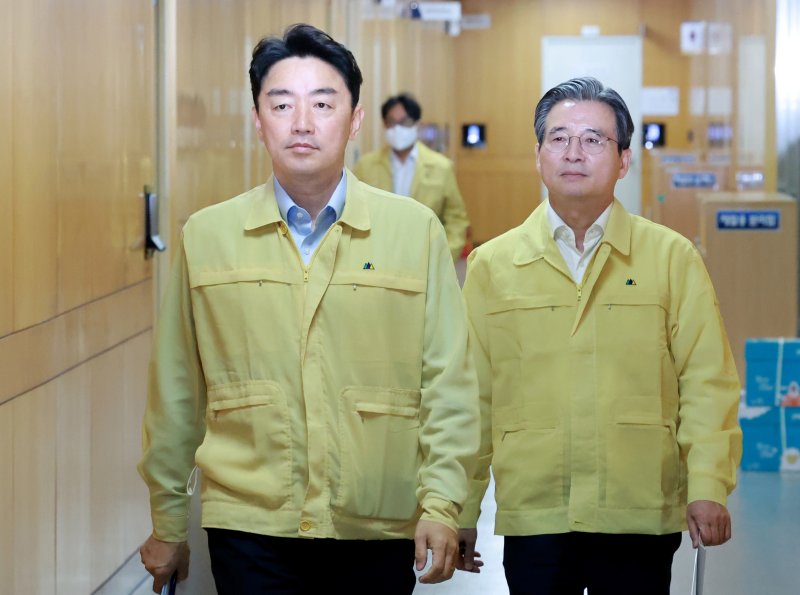 [서울=뉴시스] 고범준 기자 = 강훈식(왼쪽) 비서토토 바카라과 김용범 정책토토 바카라이 21일 서울 용산 토토 바카라실 청사에서 열린 제8차 수석·보좌관 회의에 입장하고 있다. (토토 바카라실통신사진기자단) 2025.08.21. bjko@newsis.com