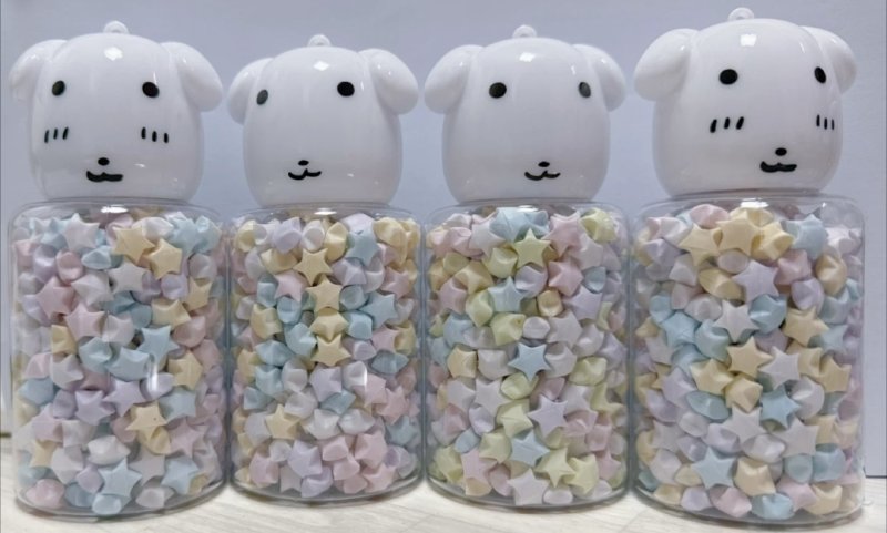 직접 접은 종이별을 담은 투명 용기에 CU 가나디 음료 병뚜껑을 끼워 전시한 모습(당근마켓 캡처).