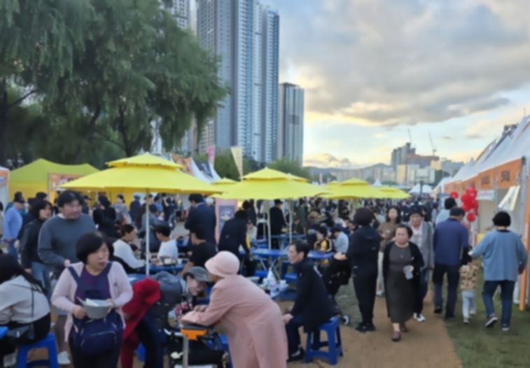 2025춘천막국수닭갈비축제가 도심 속에서 개최되면서 흥행에는 성공했으나 대규모 축제를 개최하기에는 장소가 협소하다는 지적을 받고 있다. 사진=김기섭 기자