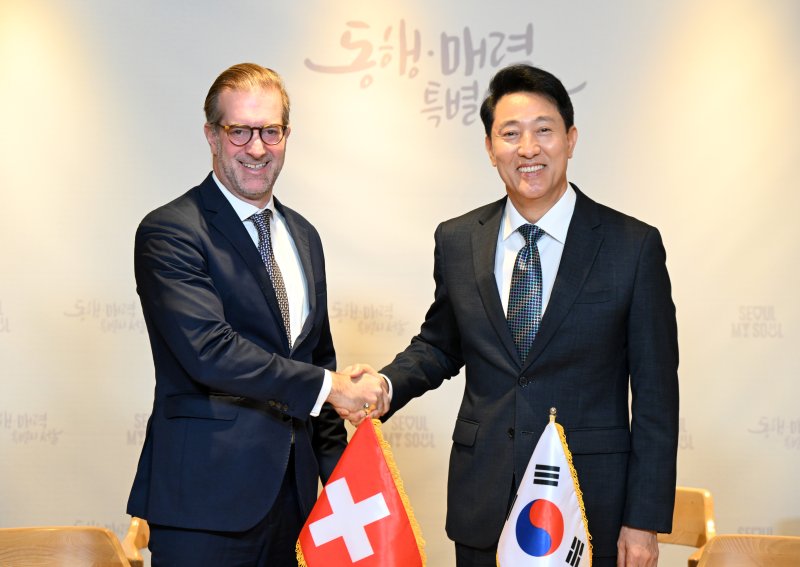 [서울=뉴시스]오세훈 서울시장(오른쪽)이 17일 콘라딘 크라머 스위스 바젤슈타트 주지사와 먹튀없는 바카라사이트 분야 상호 협력을 위한 업무협약식에서 기념사진을 촬영하고 있다.