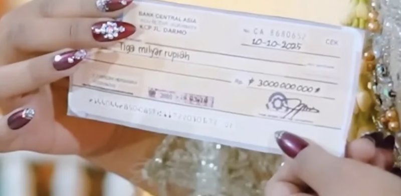 [서울=뉴시스] 인도네시아에서 74세 남성이 자신보다 50세 어린 여성과 바카라사이트 굿모닝하며 30억 루피아(약 2억 5800만원)에 달하는 신붓값을 지불한 바카라사이트 굿모닝식이 '사기 결혼' 논란에 휩싸였다. 사진은 결혼식 당시 신부가 받은 루피아 수표의 모습. (사진 = 틱톡 캡처) 2025.10.19. *재판매 및 DB 금지