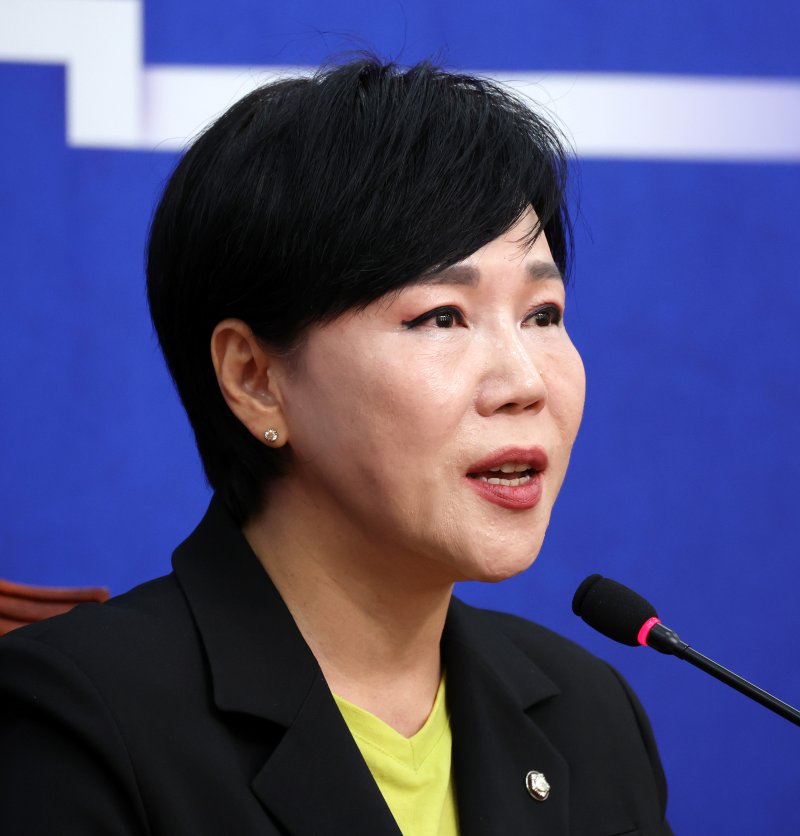 [서울=뉴시스] 김명년 기자 = 라이브스코어 바카라사이트 더불어민주당 최고위원이 19일 오전 서울 여의도 국회에서 기자간담회를 열고 발언하고 있다. 2025.10.19. kmn@newsis.com