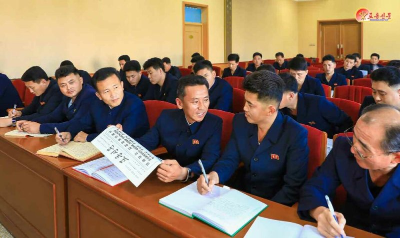 (평양 노동신문=에볼루션 바카라1) = 에볼루션 바카라 노동당 기관지 노동신문은 19일 "위원회, 성, 중앙기관 당 조직들에서는 일꾼들과 정무원들이 경애하는 총비서 동지의 역사적인 에볼루션 바카라문헌들의 사상과 정신, 진수를 깊이 체득하고 그에 입각하여 적극적인 실행대책을 세워나가도록 하는데 모를 박고 학습조직과 지도를 심화시켜 나가고 있다"라고 보도했다. [국내에서만 사용가능. 재배포 금지. DB 금지. For Use Only in the Republic of Korea. Redistribution Prohibited] rodongphoto@news1.kr