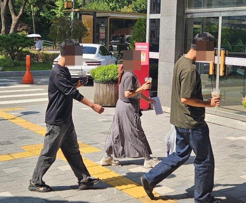 바카라 베팅지역의 한 지자체 직원들이 1회용 컵을 들고 가는 모습. (바카라 베팅환경운동연합 제공, 재판매 및 DB금지)