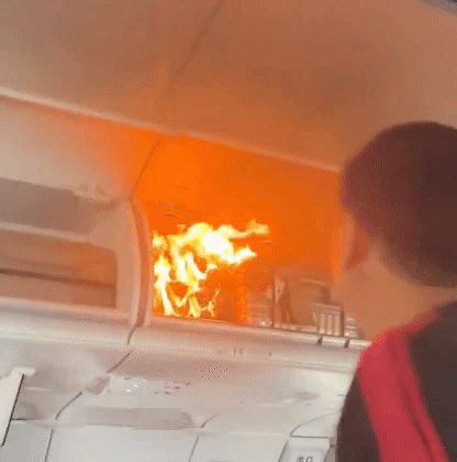 중국 항저우에서 출발해 인천으로 향하던 중국국제항공 여객기가 기내에서 발생한 보조배터리 화재로 상하이에 비상 착륙했다./영상=X 캡처