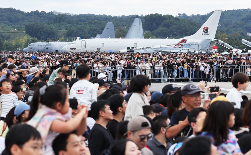 19일 경기도 성남시 서울공항에서 열린 '서울 국제항공우주 및 방위산업 전시회(ADEX)'를 찾은 관람객들이 다양한 전투기 등을 관람하고 있다. 연합뉴스