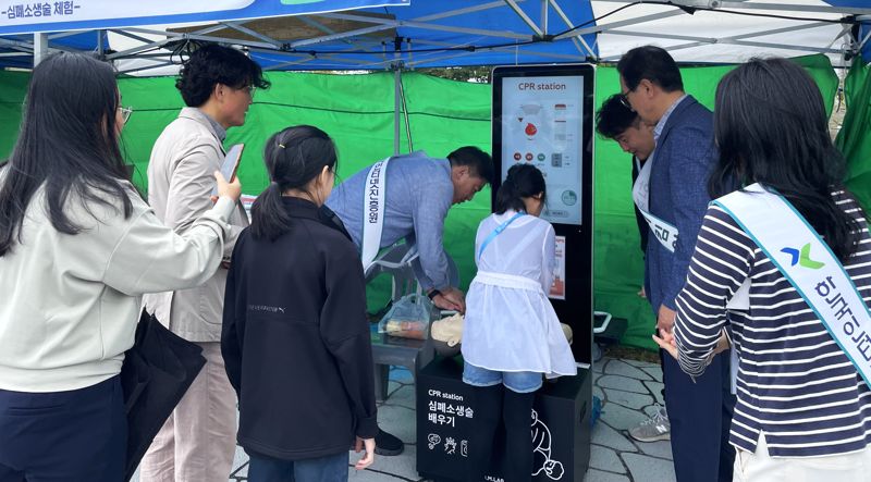 지난 18일 전라남도 나주시 빛가람 호수공원에서 열린 '제11회 빛가람 페스티벌'에서 시민들이 한국인터넷진흥원이 운영한 심폐소생술 체험 부스에 참여하고 있다. KISA 제