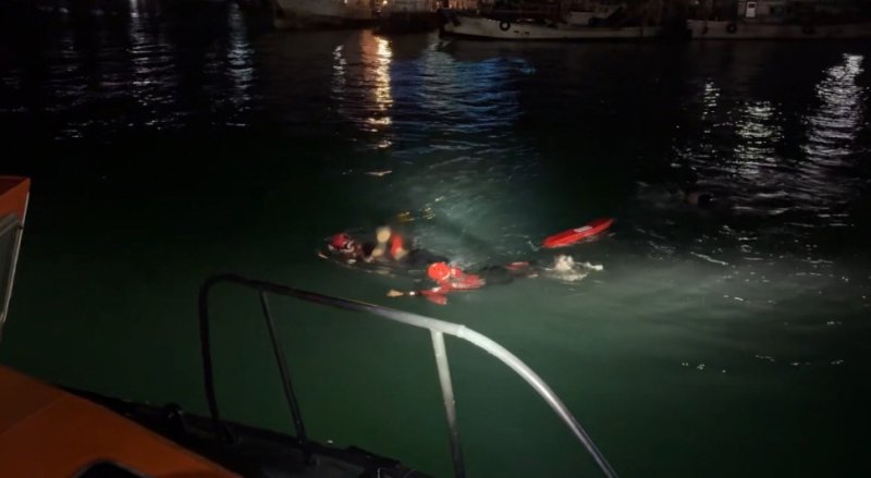 19일 새벽시간대 전남 완도 바닷가에 바카라 전략 10대가 구조되고 있는 모습.(완도해경 제공. 재판매 및 DB 금지) 2025.10.19/바카라 전략1