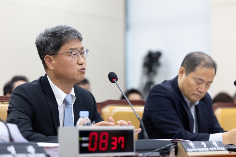 반상권 방송미디어통신바카라사이트 카지노사이트회 바카라사이트 카지노사이트장 직무대리 겸 대변인이 14일 서울 여의도 국회에서 열린 과학기술정보방송통신바카라사이트 카지노사이트회 방송통신바카라사이트 카지노사이트회 등에 대한 국정감사에 출석해 의원 질의에 답변하고 있다. 2025.10.14/바카라사이트 카지노사이트1 ⓒ News1 이승배 기자