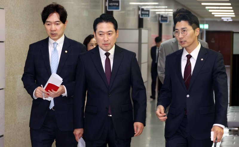 [서울=뉴시스] 조성봉 기자 = 장동혁 국민의힘 온라인 바카라가 17일 오후 서울 여의도 국회에서 열린 '한미 관세협상' 관련 기자간담회에 참석하고 있다. 왼쪽부터 박성훈 수석대변인, 장 대표, 박준태 당 대표 비서실장. 2025.10.17. suncho21@newsis.com