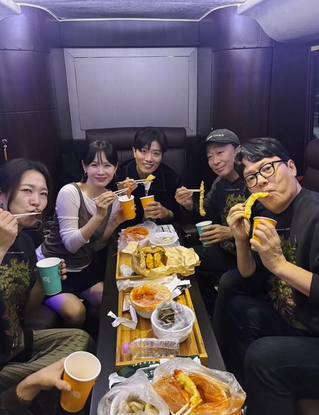 손예진, 떡볶이 먹는 단발 여신 마지막 무대 인사…팬들 감사