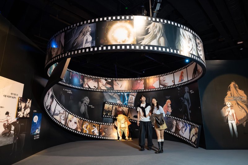 [서울=뉴시스] 롯데월드는 오는 11월 23일까지 서울 송파구 롯데월드 몰입형 공간 이머시브 플랫폼 딥(IMMERSIVE PLATFORM DEEP)에서 첫 번째 전시 '전지적 독자 시점 : 구원의 마왕 展'을 진행한다. (사진=롯데월드 제공) 2025.10.14. photo@newsis.com *재판매 및 DB 금지